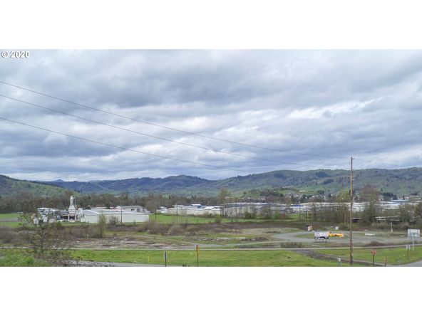 4553 Old Highway 99 S, Roseburg, OR 97471